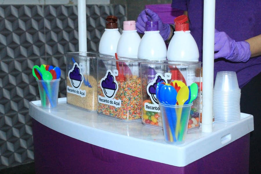 Mesa de acompanhamentos liberados do Recanto do Açaí