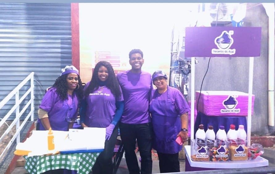 Equipe uniformizada do Recanto do Açaí em um evento